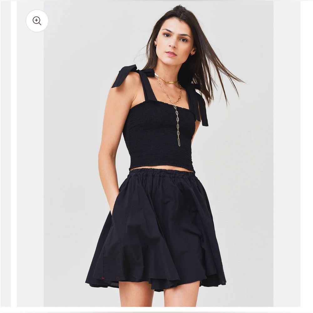 XIRENA Poplin mini skirt with an elastic waistband and side pockets.